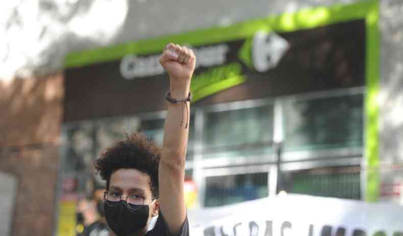 Manifestantes contra o racismo percorreram lojas do Carrefour em Belo Horizonte