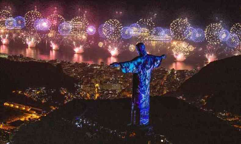Fogos de artifício no reveillon em Copacabana, Rio de Janeiro, com vista de cima, exibindo o Cristo Redentor