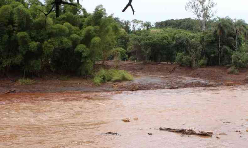 Preocupao tambm  com a contaminao do Rio Paraopeba e na Bacia do Rio das Velhas, que pode afetar o abastecimento (foto: Edsio Ferreira/EM/D.A Press)