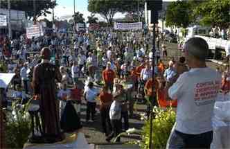 Em Contagem, operários participram de missa e fizeram protesto por melhores condições de trabalho(foto: Juarez Rodrigues/EM/DA Press)