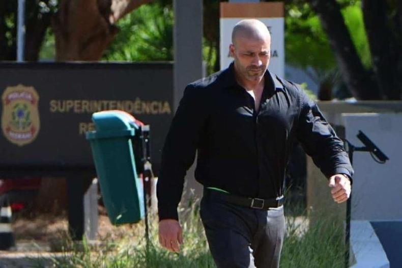 Daniel Silveira saindo da Superintendncia da Polcia Federal aps colocar tornozeleira eletrnica