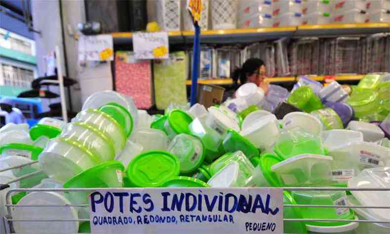 Produtos  venda em supermercados: uso intensivo pelos brasileiros coloca o Brasil entre os que mais usamamatria-prima(foto: Alexandre Guzanshe/EM/D.A Press - 2/8/13)