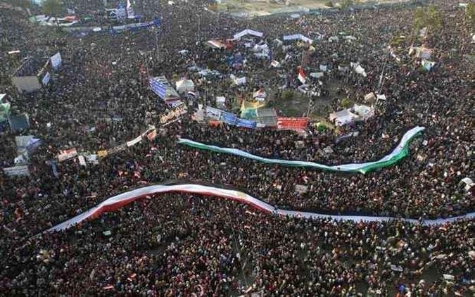 Manifestantes foram para a Praça Tahrir com bandeiras do Egito e da Síria nas comemorações de um ano dos protestos que derrubaram Hosni Mubarak(foto: AFP PHOTO/MAHMUD HAMS) Manifestantes foram para a Praça Tahrir com bandeiras do Egito e da Síria nas comemorações de um ano dos protestos que derrubaram Hosni Mubarak(foto: AFP PHOTO/MAHMUD HAMS)