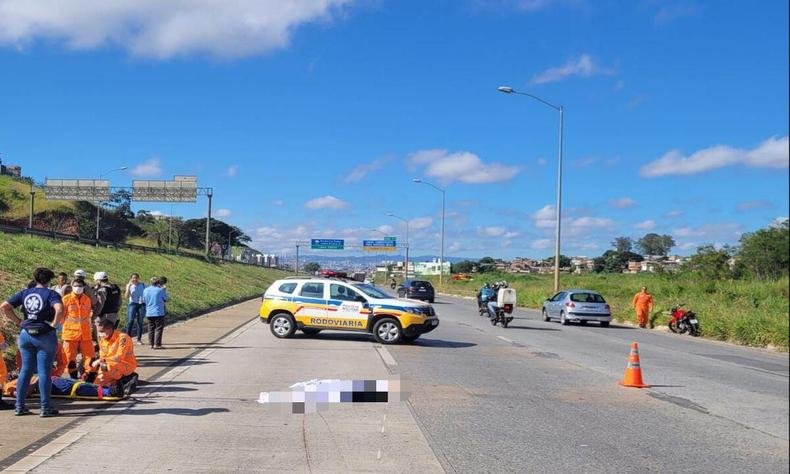 Militares do Corpo de Bombeiros fazem o resgate da v�tima de atropelamento