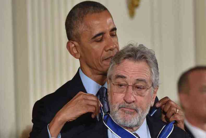 Obama entrega medalha para o Robert De Niro (foto: AFP / Nicholas Kamm )