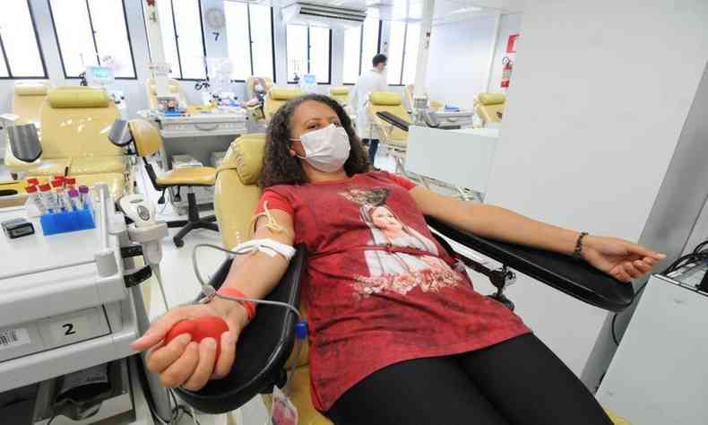 O doadora Ana Lúcia Guerra, deitada na cadeira para retirada do sangue