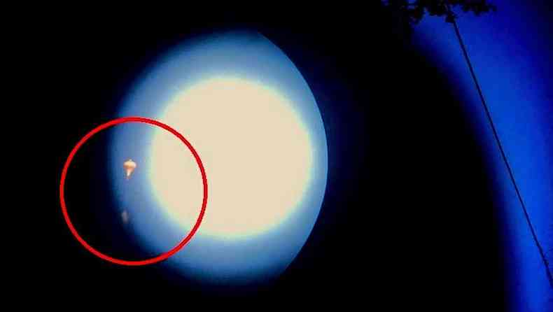 Foto do balo artesanal capturada por um telescpio. Objeto podia ser visto entre BH e Ouro Preto(foto: Anael de Freitas Espeschit/Divulgao)