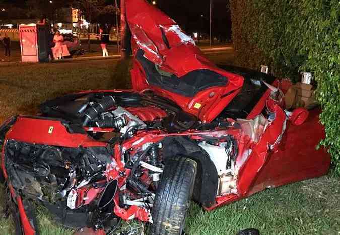 Ferrari ficou completamente destruda e motorista se recusou a fazer bafmetro (foto: Divulgao)