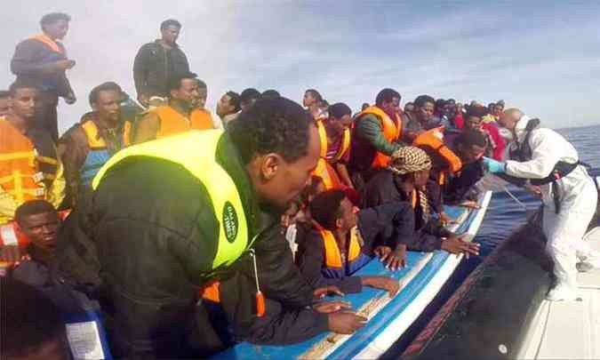 Operaes so para resgatar imigrantes que saram da costa da Lbia(foto: AFP PHOTO / GUARDIA COSTIERA)