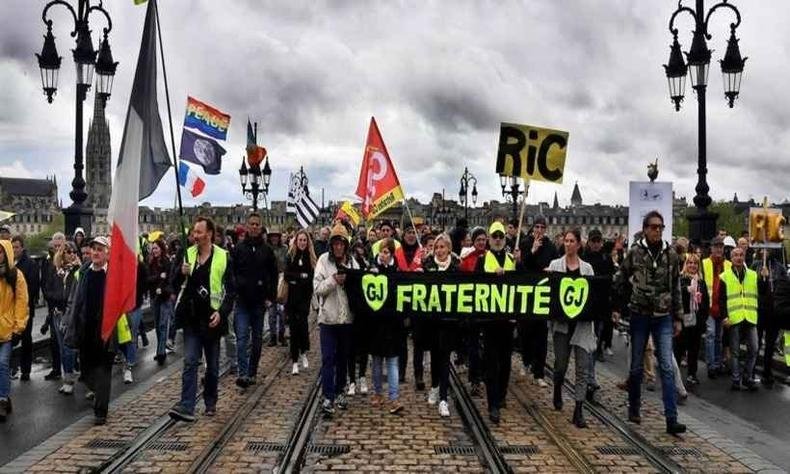 Bordeaux tem sido palco frequente da insistente campanha dos coletes amarelos pela redu��o de impostos(foto: Georges Gobet/AFP)