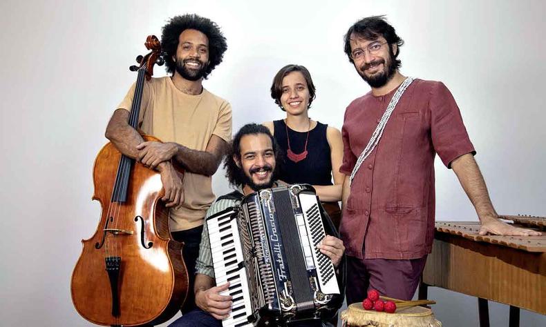 Leandro Csar ( direita) posa para foto com Jayaram Mrcio, apoiado no violoncelo, Matheus Ribeiro, com o acordeom no colo, e Natlia Mitre