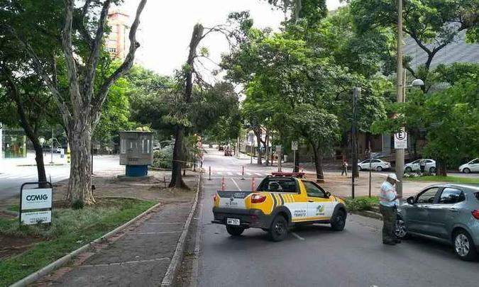 A BH Trans interrompeu o trânsito na Avenida Barbacena por causa do risco(foto: Vinícius de Oliveira / BH Trans) A BH Trans interrompeu o trânsito na Avenida Barbacena por causa do risco(foto: Vinícius de Oliveira / BH Trans)