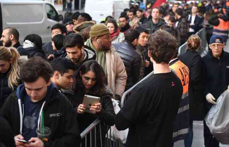 Em Londres, centenas passaram a noite na fila  espera da abertura das lojas Para comprar o iPhone X(foto: Chris J Ratcliffe/AFP)