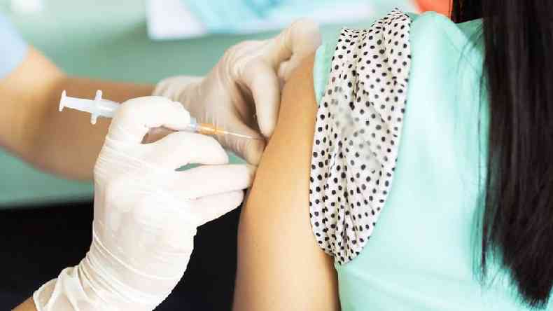 Menina recebendo vacina