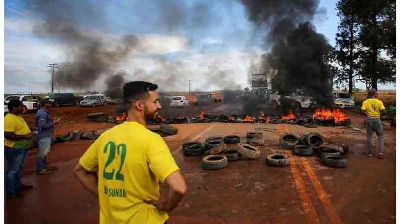 Apoiadores de Bolsonaro em protesto na rodovia BR-251
