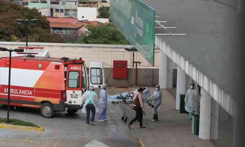 Ambulncia deixa paciente no Hospital Metropolitano do Barreiro