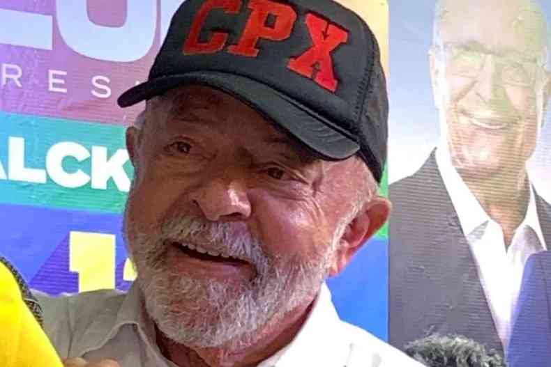 Na foto, Lula aparece usando bon preto com a sigla CPX