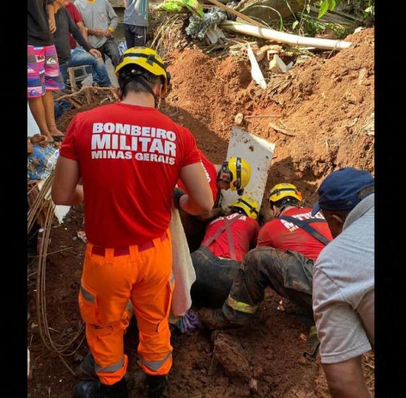 Uma criança de apenas cinco anos de idade acabou falecendo(foto: Foto: Sala de Imprensa CBMMG/Divulgação) Bombeiros em ação em uma ocorrência