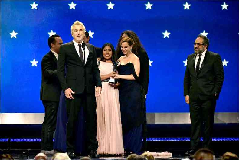 (Da esq. para a dir.,  frente) Alfonso Cuarn, Yalitza Aparicio e Marina De Tavira recebem o prmio de melhor filme para Roma do Critics Choice Award (foto: Matt Winkelmeyer/Getty Images/AFP)
