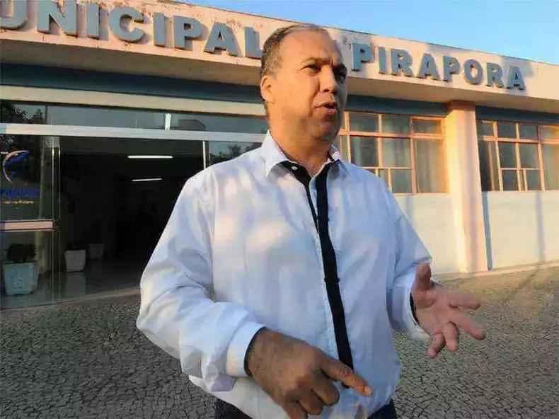 Warmillon Fonseca Braga na frente da sede da prefeitura de Pirapora