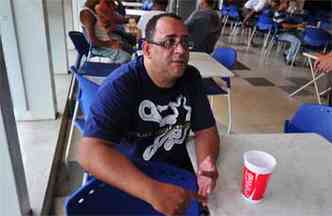 Alm do preo alto, o professor Geraldo Pimenta reclama da grande variao do valor da refeio entre os restaurantes de Belo Horizonte(foto: Alexandre Guzanshe/EM/D.A/Press)