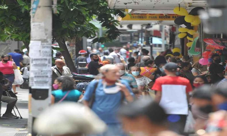 Pessoas comprando no centro de BH 