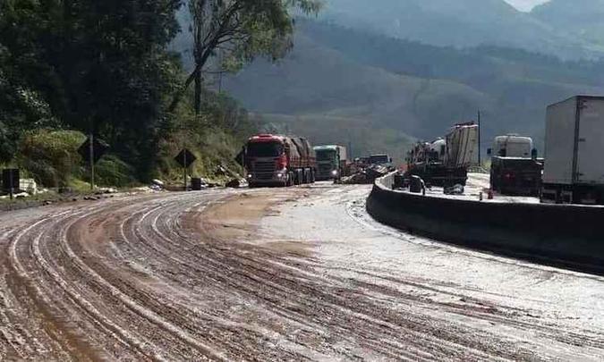 Quem passou pelo local entre a noite de terça-feira e a manhã e a tarde desta quarta precisou de ter muita paciência(foto: PRF/Divulgação) Quem passou pelo local entre a noite de terça-feira e a manhã e a tarde desta quarta precisou de ter muita paciência(foto: PRF/Divulgação)