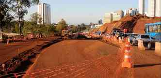 Associao de empreendedores garante que trecho no municpio de Nova Lima fica pronto at dezembro, mas obras previstas na rodovia federal podem atrasar devido ao perodo chuvoso(foto: Tlio Santos/EM/D.A Press)