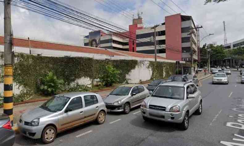 Homem foi encontrado morto na Avenida Raja Gabaglia, 4040(foto: Google Street View/ Reproduo)