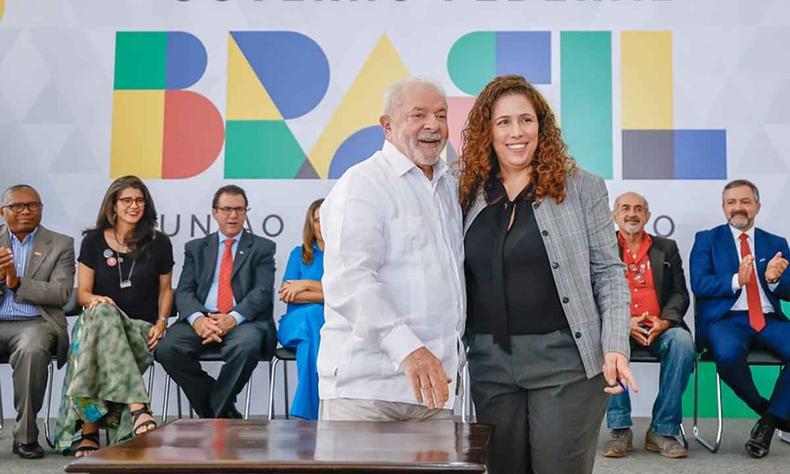 Lula e a Ministra Esther Dweck se abraam e posam para foto