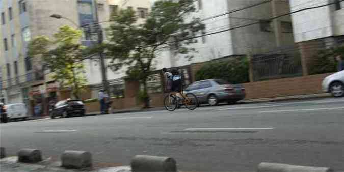 Ciclista prefere pedalar do outro lado da Professor Moraes que usar ciclovia: crticas  funcionalidade das rotas exclusivas(foto: Jair Amaral/EM/DA Press)