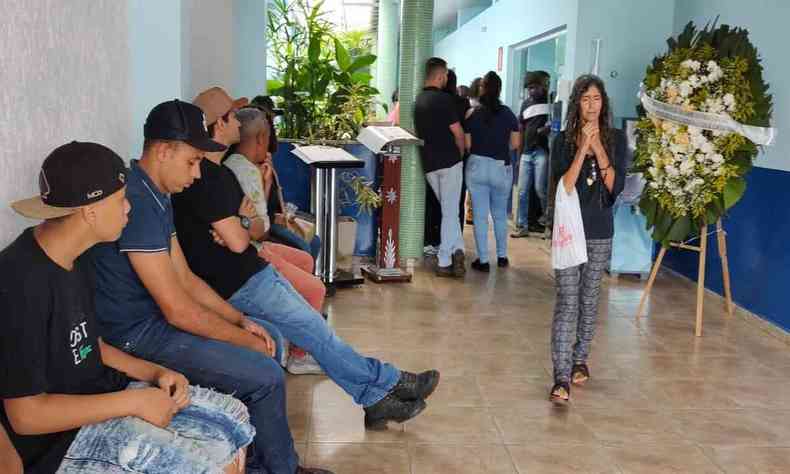 Pessoas reunidas no funeral 