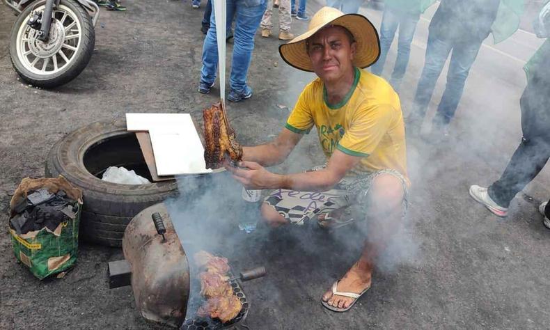 Rodovias bolsonaristas fazem churrasco e recebem doa es de