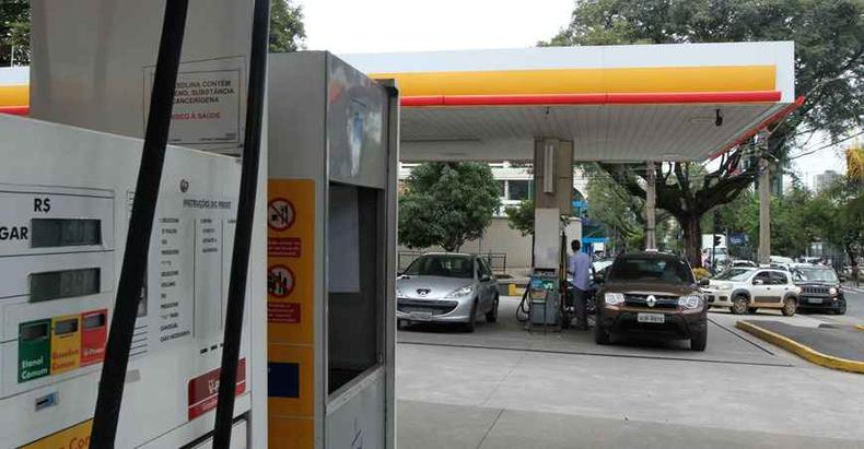 Motoristas em fila para abastecer em Belo Horizonte: gasolina comum já é vendida próximo de R$ 6 na capital mineira(foto: JAIR AMARAL/EM/D.A PRESS %u2013 26/2/21)