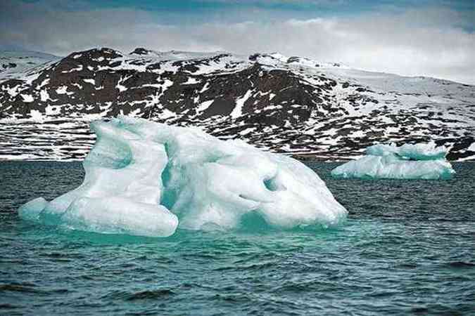 Blocos de gelo flutuam no mar do rtico: a temperatura da regio nunca esteve to alta, apresentando um incremento de 2,5oC nos veres(foto: (Martin Bureau/AFP - 5/6/10))