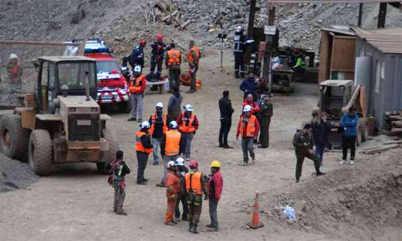 Equipes de resgate prximas  mina onde houve deslizamento na quinta-feira (13)(foto: Miguel Acua/AFP)