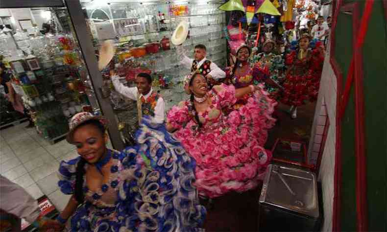 Danarinos do grupo So Gerer desfilaram pelos corredores do Mercado Central ontem (foto: Edsio Ferreira/EM/DA Press )