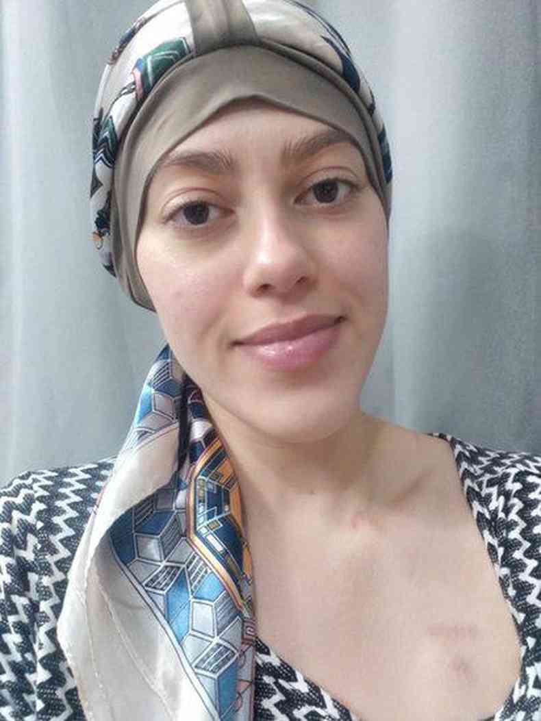 Fernanda com lenço na cabeça durante o tratamento