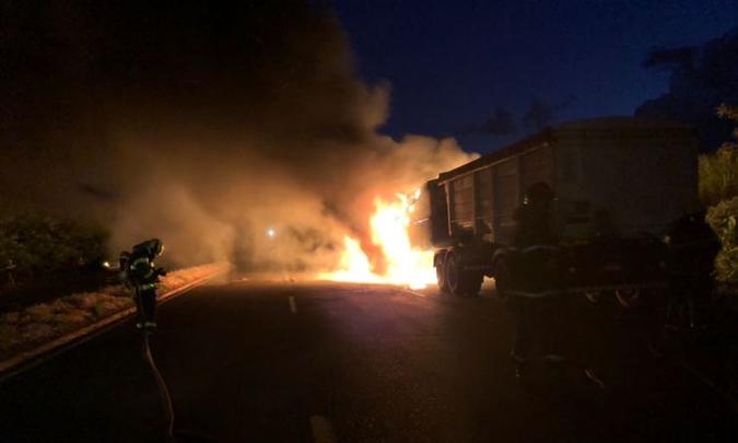 Fogo consumiu o cavalinho mecânico e um dos baús em que estava armazenado a carga de soja (foto: Corpo de Bombeiros/ Divulgação ) Fogo consumiu o cavalinho mecânico e um dos baús em que estava armazenado a carga de soja (foto: Corpo de Bombeiros/ Divulgação )