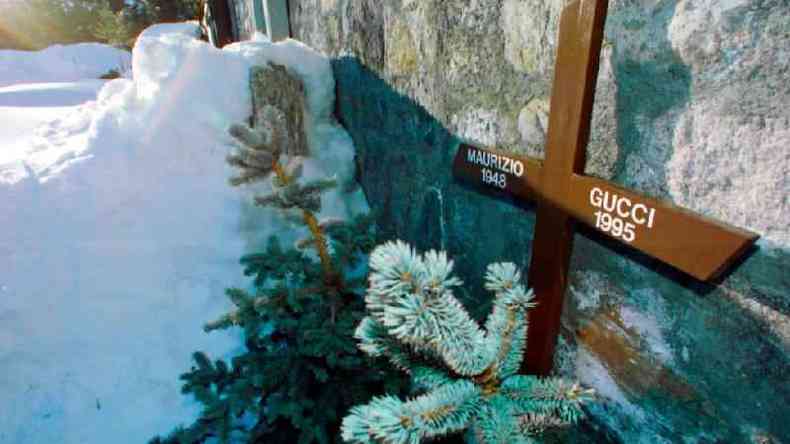 Tmulo de Maurizio Gucci em St. Moritz, na Sua, coberto de neve