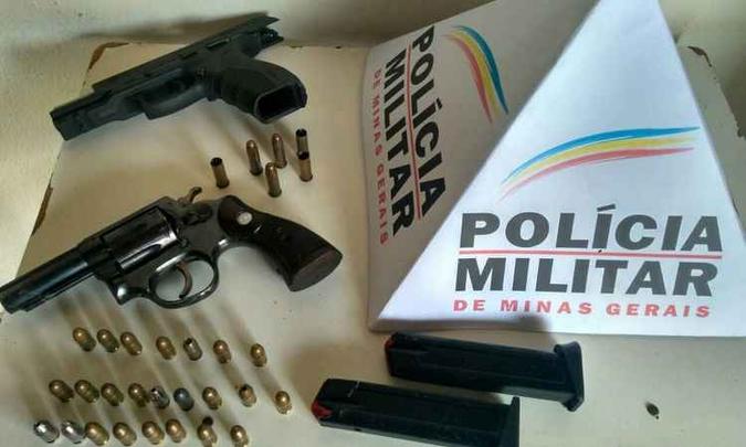 Armas e munições apreendidas com a quadrilha (foto: Polícia Militar/ Divulgação) Armas e munições apreendidas com a quadrilha (foto: Polícia Militar/ Divulgação)