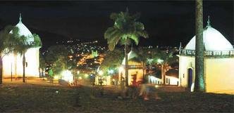 O caminho de acesso ao Santu�rio de Bom Jesus do Matosinhos ganhou novo visual com a ilumina��o (foto: T�lio Santos/EM/D.A Press)