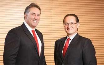 O presidente do mineiro Banco Bonsucesso, Paulo Henrique Pentagna Guimares (E), e o presidente do Santander, Jsus Zabalza, anunciaram ontem a criao da joint venture(foto: Sergio Zacchi/Divulgao)
