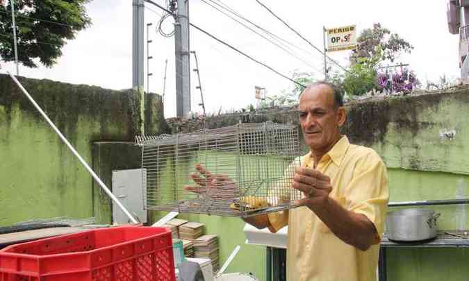 Antnio Carlos de Oliveira com a armadilha para saguis, que devem ser examinados (foto: Sidney Lopes/EM/D.A Press )