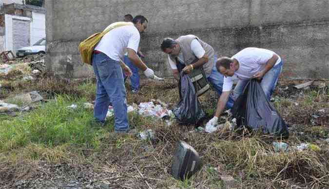 Mutiro de limpeza feito pelos agentes de sade nesta sexta-feira em Lavras(foto: Prefeitura de Lavras/Divulgao )