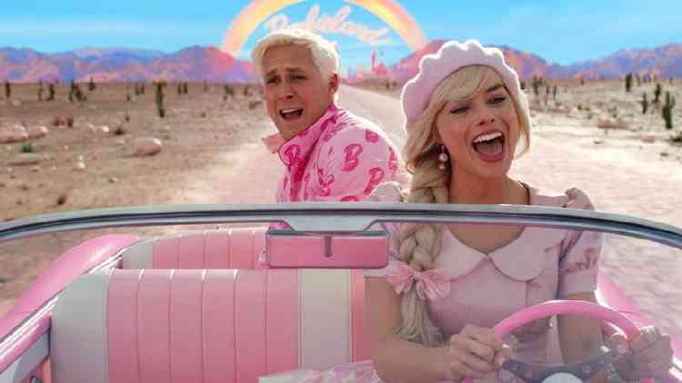 Cena do filme com Barbie e Ken em carro rosa