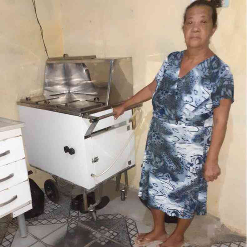 Luciene vendia cachorro quente antes da pandemia, mas hoje o carrinho dela est parado(foto: Arquivo pessoal)