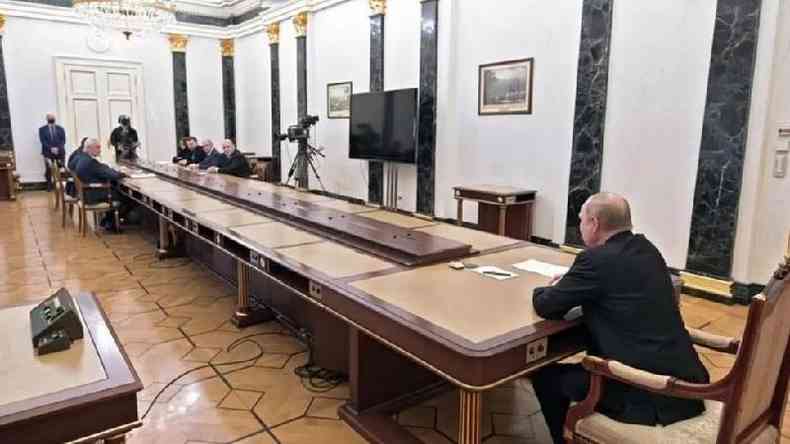 Putin em reunio com aliados