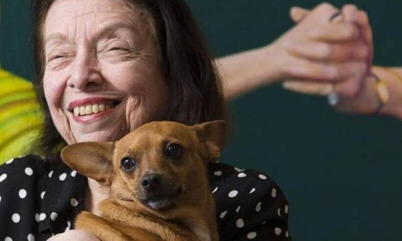 'As meninas': escritora tem a pinscher Suzy, de 13 anos, e a chihuahua Pilara, de 3 (foto: Instagram/Nélida Piñon) Nélida Piñon sorri com uma das cadelinhas no colo