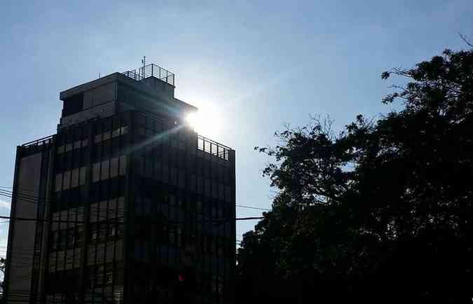 Belo Horizonte amanhece com cu ensolarado.(foto: Paulo Filgueiras/EM)
